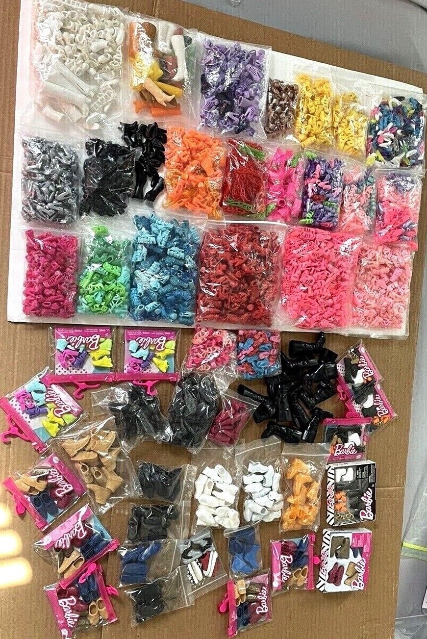 BARBIE OTHER DOLLS 50 PAIRS RANDOMLY SELECTED VINTAGE TO NOW MIXED SHOES LOT