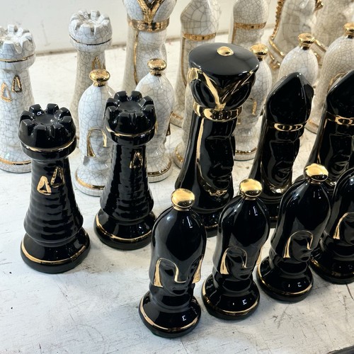Set scacchi medievali vintage antichi in ceramica dipinta a mano 8" re completo 32 pezzi - Foto 4 di 24