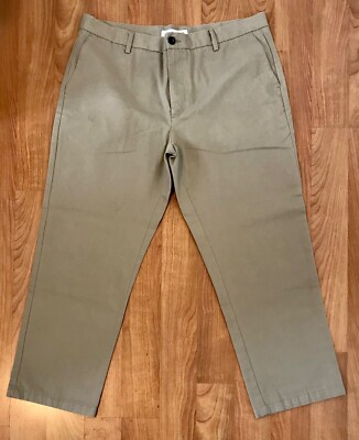 Amazon Essentials Mens 38x30 Classic-Fit  Wrinkle-Resistant, Khaki. New.