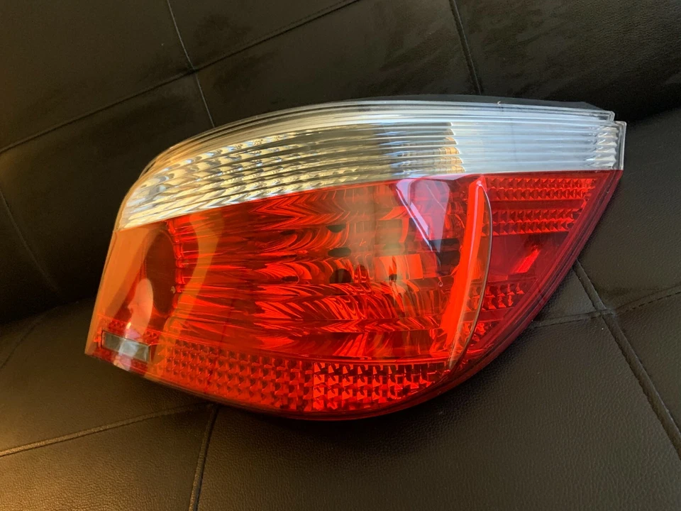 Подлинный задний фонарь для правостороннего пассажира 03–09 BMW 5 серии E60 525i 528i 530i E60 - Изображение 3 из 4