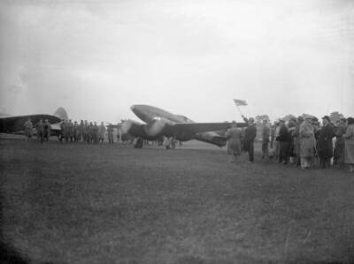 The De Havilland Dh88 Comet Black Magic At Mildenhall Airfield Old Photo