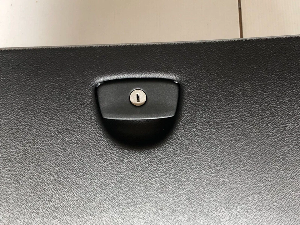 Guantera Infiniti QX50 2014-2017 puerta de almacenamiento en tablero, negra Foto 2 de 4