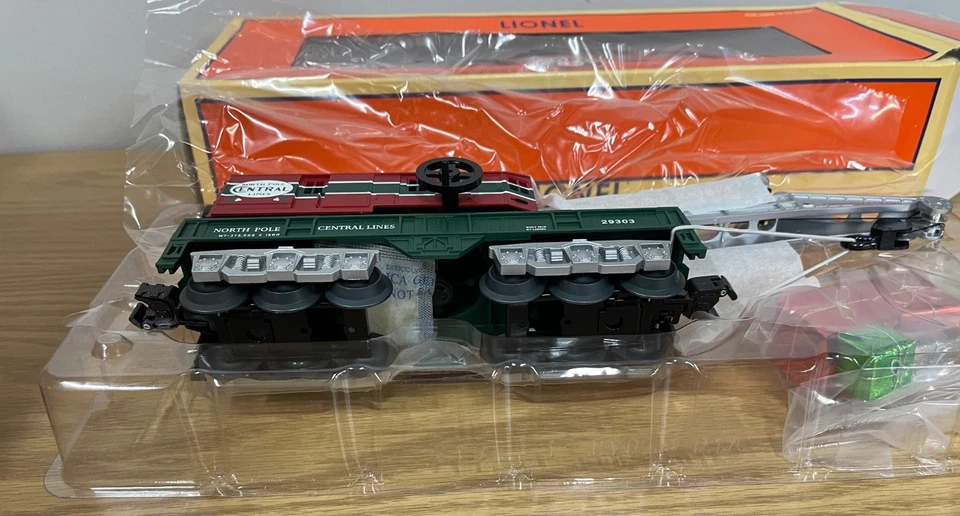 Lionel 6-29303 Christmas North Pole Central 6-Wheel Crane Car O Gauge Toy Train - Image 4 of 4