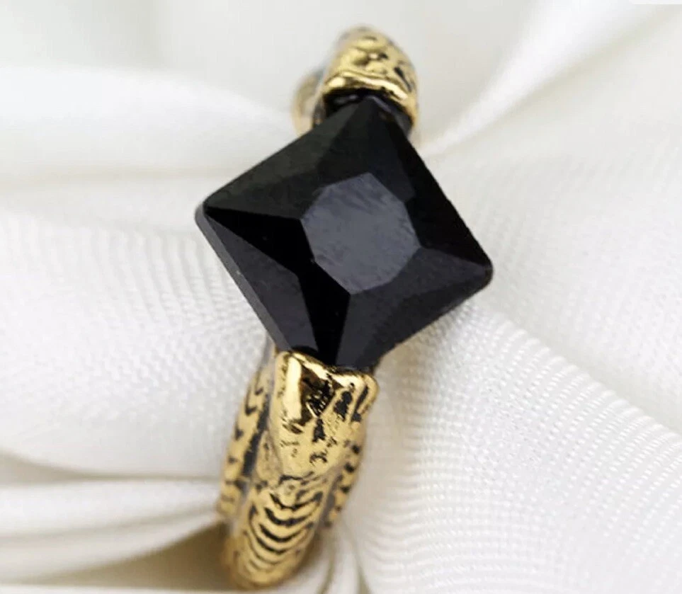 Marvolo gaunt's ring store resurrection stone