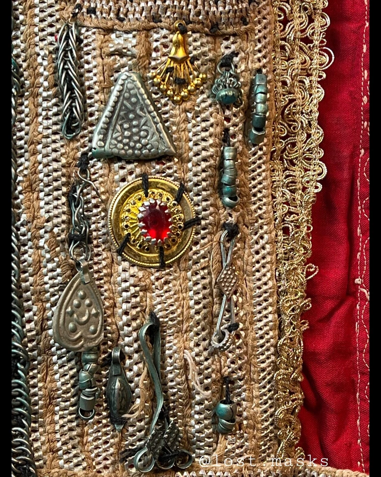 Außergewöhnlicher Rashaida Damen Schleier mit gehämmerten Silberakzenten - Bild 4 von 4