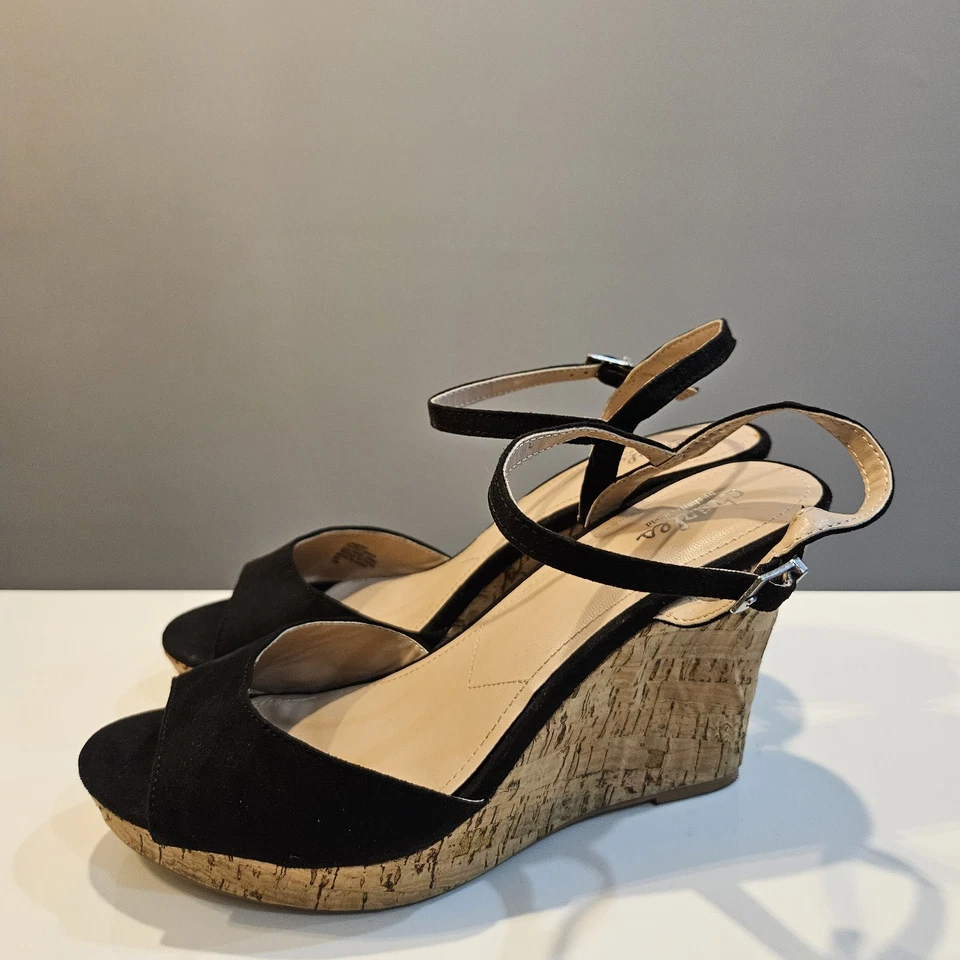 Sandalia de cuña Charles By Charles David Lambert correa con hebilla negra para mujer 13M LEER Foto 2 de 4