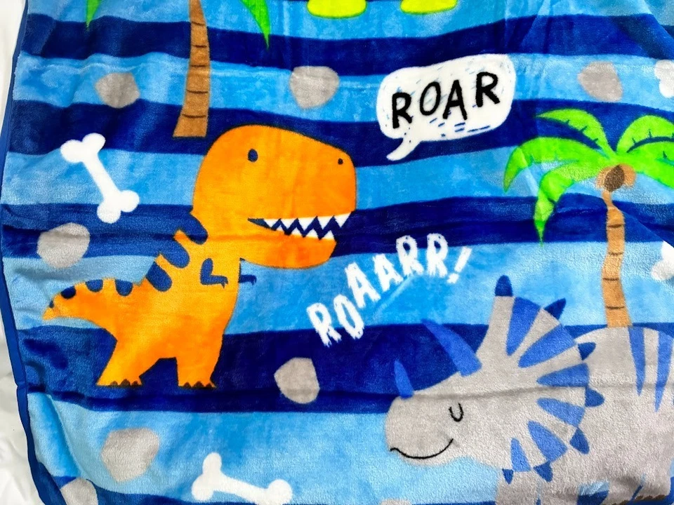 Manta para bebé dinosaurio a rayas azules Everyday Kids niño pequeño suave poliéster rugido NUEVO Foto 3 de 4