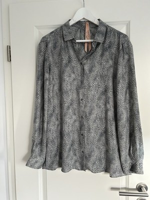Neuwertige Seidenbluse von Marc Cain in Größe N5/40.