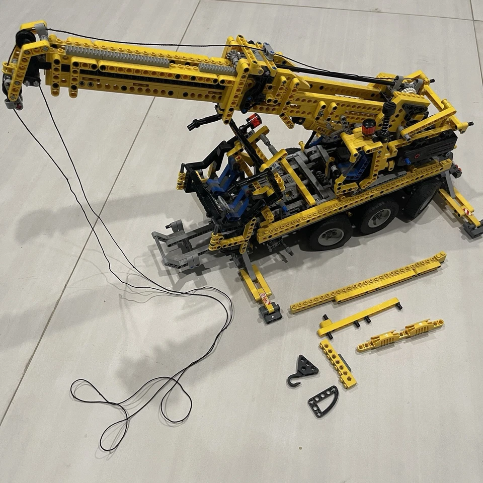LEGO Technic 8421 Mobile Crane Prebuilt ***incomplete*** READ*** - Image 2 of 4