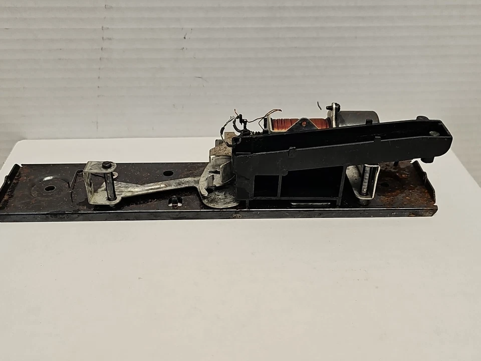 LIONEL 3662 OPERATING MILK CAR ( Mechanism On Frame ). ONLY  - Image 4 of 4