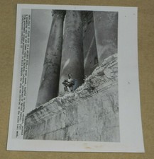 1958 Press Photo Lebanon Rebel Guard Patrols Ancient Roman Ruins In Balbeck