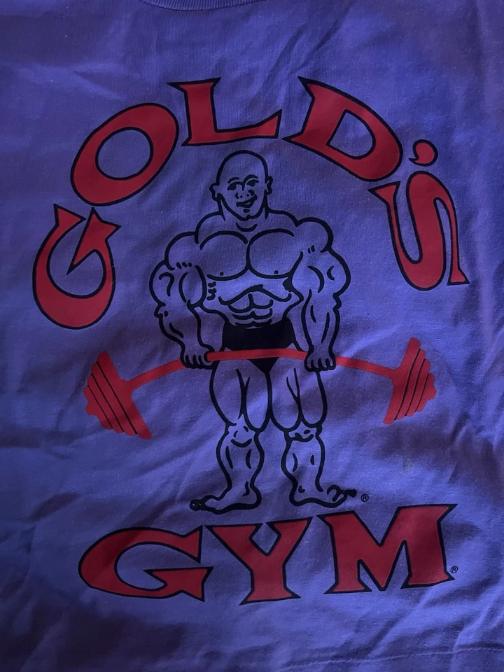 CAMISETA VINTAGE GOLDS GYM DISEÑO AÑOS 80 WORLD GYM FITNESS MORADA Talla Pequeña Foto 2 de 3