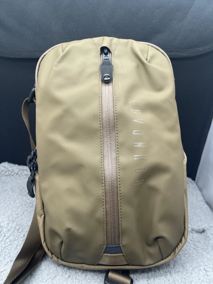 Bolsa eslinga con compartimento auxiliar Boundary Supply reciclada resistente a la intemperie al agua 6x9x6D Foto 2 de 4