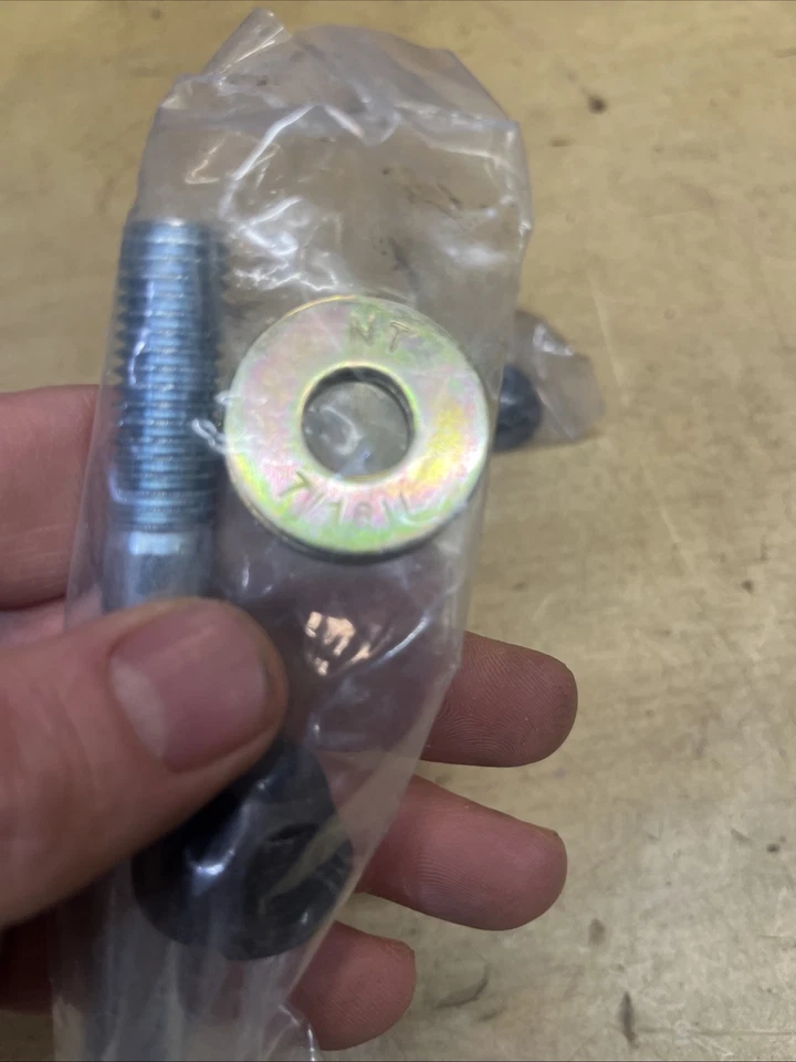 Ford Mustang 1965 1966 hoja delantera resorte pernos de ojo nunca abiertos Foto 2 de 4