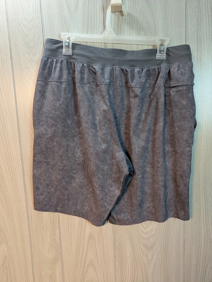 Lululemon Men's T.H.E Linerless Elastic Waist Lightweight Shorts Large Gray - Image 2 of 4