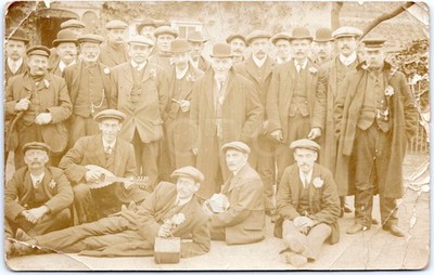 Gruppe Männer Mandoline Social Club Ausflug Portrait England RPPC Vintage Postkarte