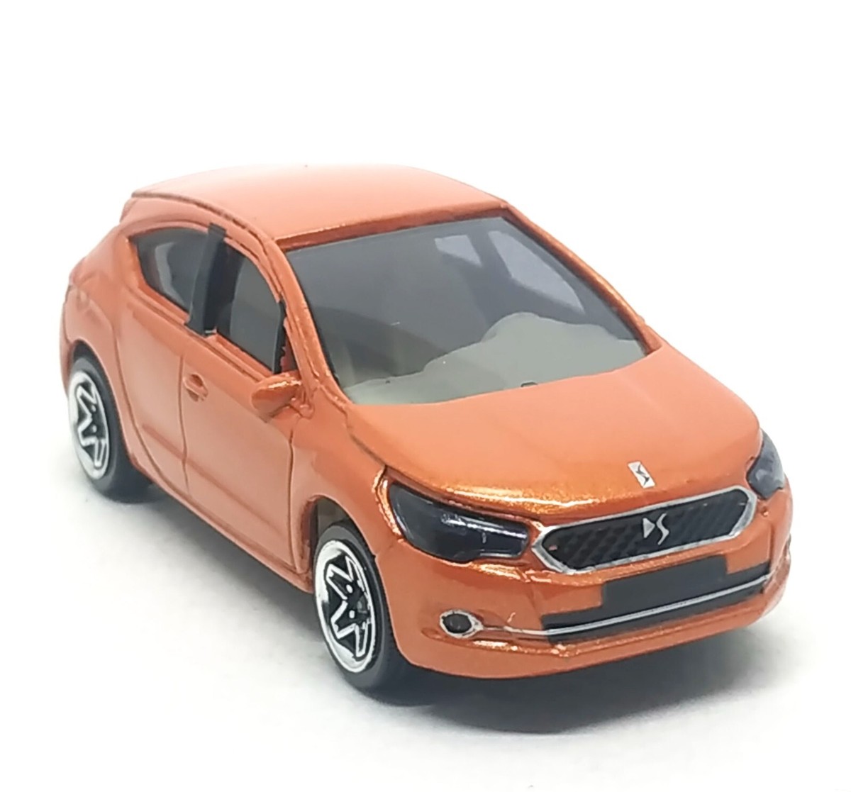 Majorette Citroen DS4 Facelift Metallic Orange 1:64 (3