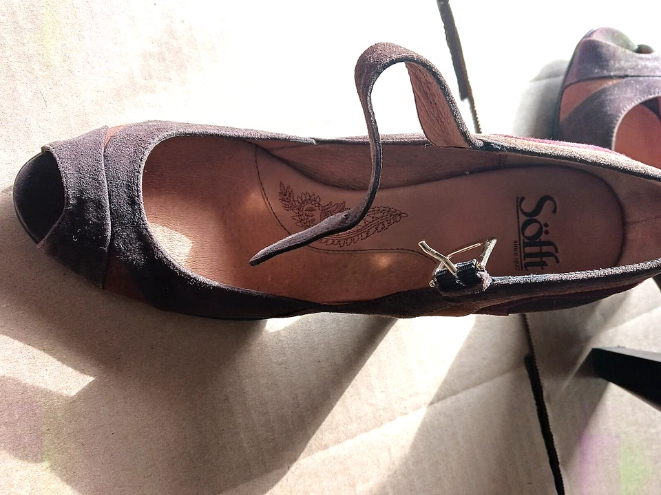 SOFFI Women's,Sz.9.Elegant,Formal,Open Toe Shoe,Velour Leather,Suede Soft sole - Image 4 of 4