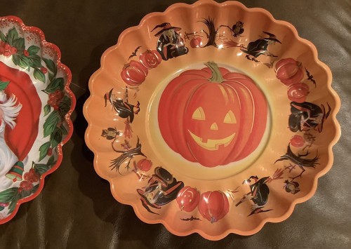 Halloween/ Christmas (2) VTG Plastic Serving 10”Plates/Bowls (138ia) - Picture 2 of 5