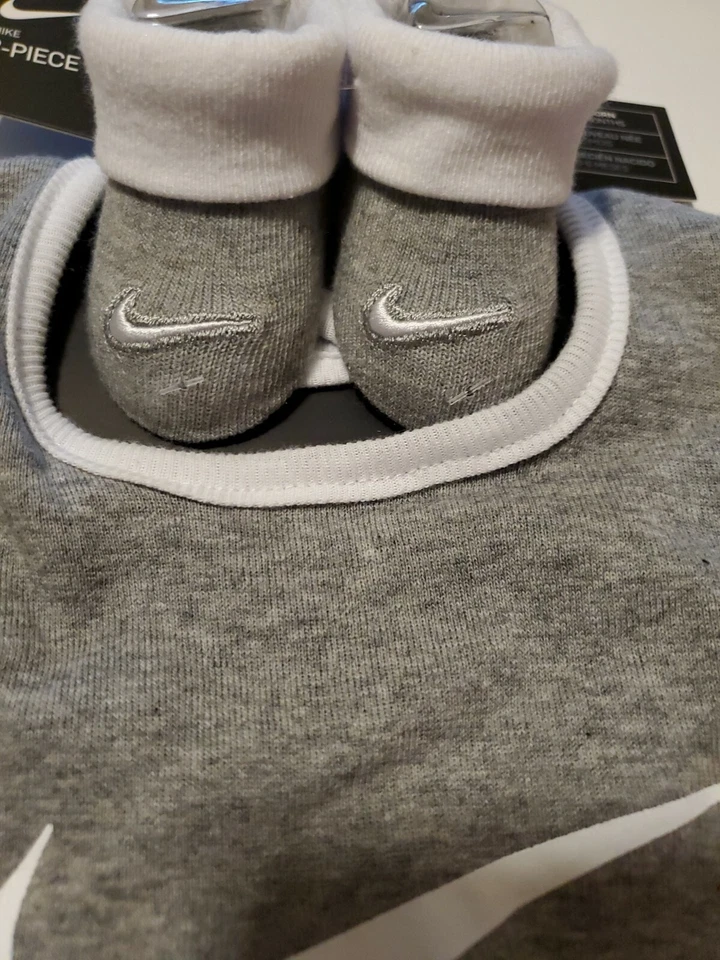 Conjunto de botines y babero para bebé Nike, talla 0-6 meses, blanco, gris, regalo de ducha  Foto 2 de 3