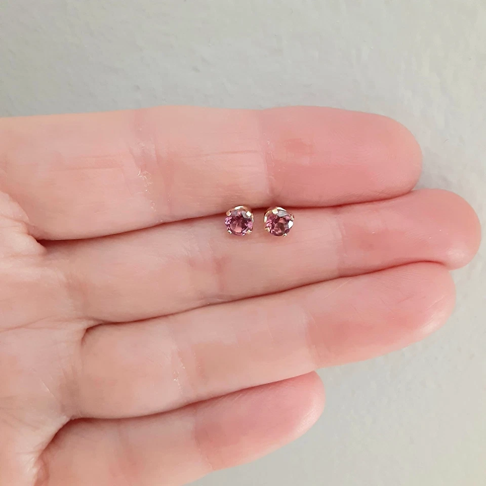 Aretes redondos de rodolita rosa de oro amarillo de 14K delicados como están Foto 3 de 4