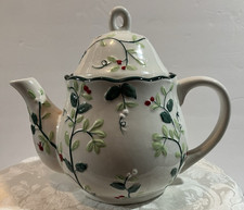 Pfaltzgraff Winterberry Sculpted 6 Cups Teapot