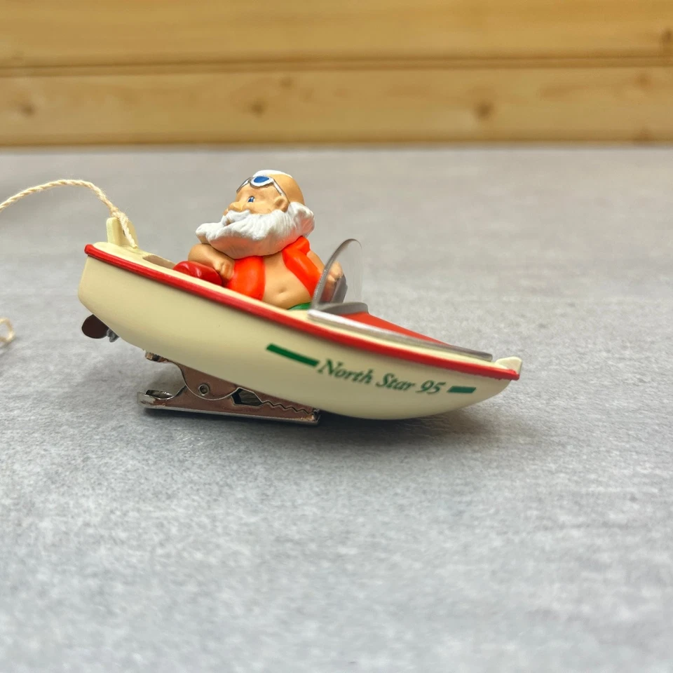 Ornamento de Natal Hallmark Keepsake 1995 Papai Noel e Sra. Claus esportes aquáticos esqui - Imagem 2 de 4