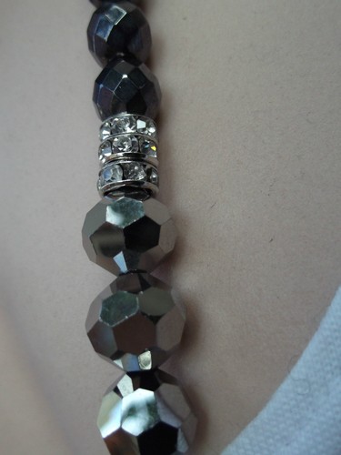 HEBRA/COLLAR FACETA MIMCO MOONBEAM, PERLA HEMATINA, NUEVO CON ETIQUETAS, PRECIO DE VENTA SUGERIDO POR EL FABRICANTE $179 - Imagen 5 de 12