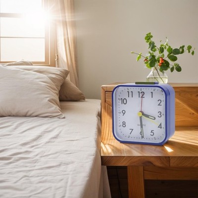 Kleine Nachttischuhr grau Analog Wecker ohne Ticken leises Uhrwerk