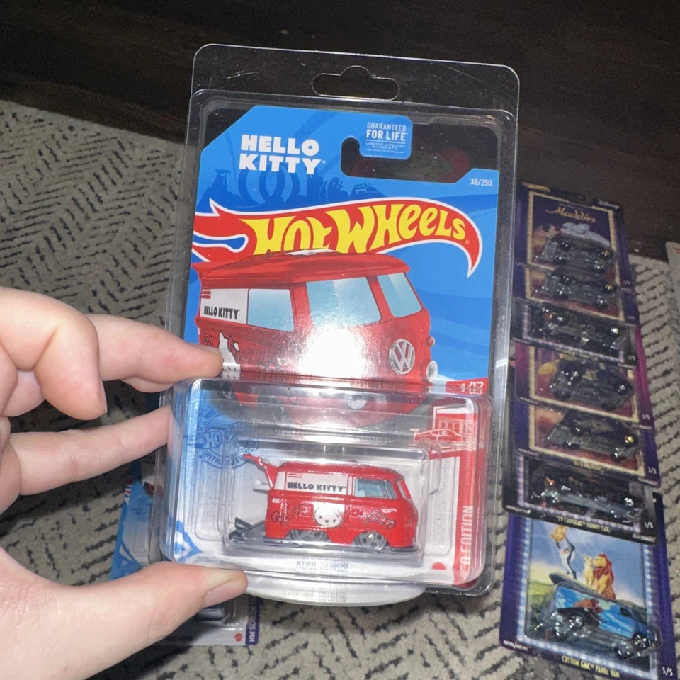 Hot Wheels Volkswagen Kool Kombi Hello Kitty Target Edición Roja Difícil de Encontrar +2 Blanco Foto 3 de 4