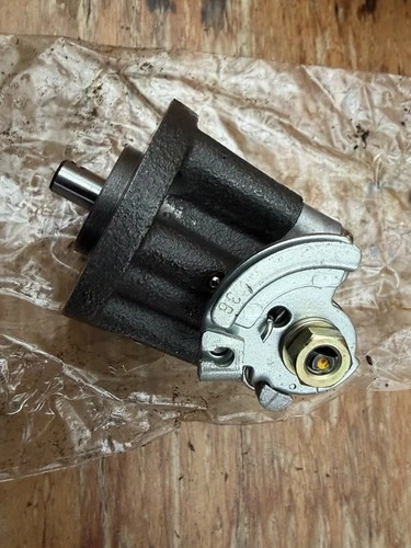 SUZUKI GT550 GT380 GT250 73-77 OIL PUMP ASSEMBLY 16100-33100 JAPAN N.O.S