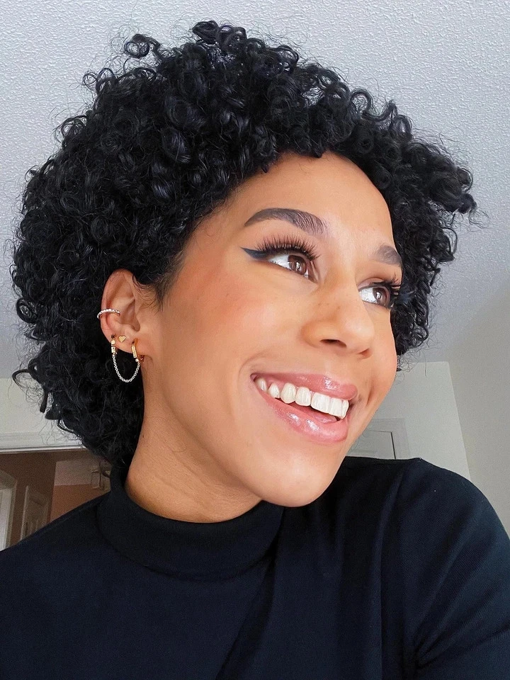 Anillo de aro sólido de diamantes simulados de corte redondo de 2 quilates para mujer enchapado en oro blanco de 14 k Foto 2 de 4