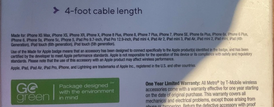 Cargador de coche Metro By Tmobile de doble puerto con conector de cable de datos y sincronización Foto 4 de 4