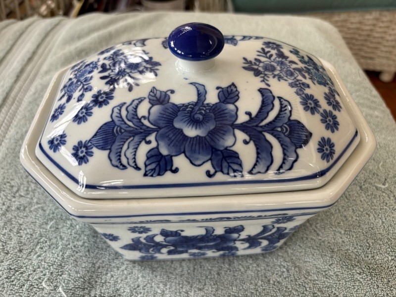 DECORATIVE CHINESE BLUE & WHITE CASSEROLE
