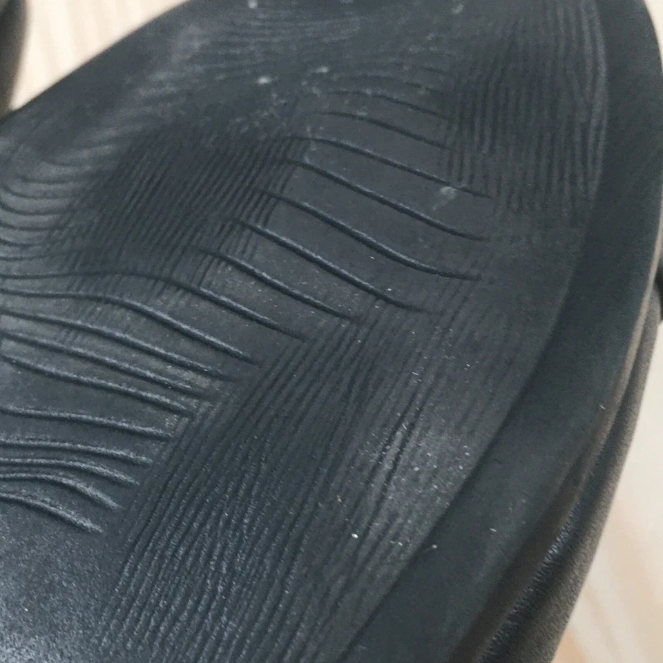 Zapatos Baretraps para mujer 8,5 M Vikie planos sin cordones negros imitación cuero parte superior baja Foto 4 de 4