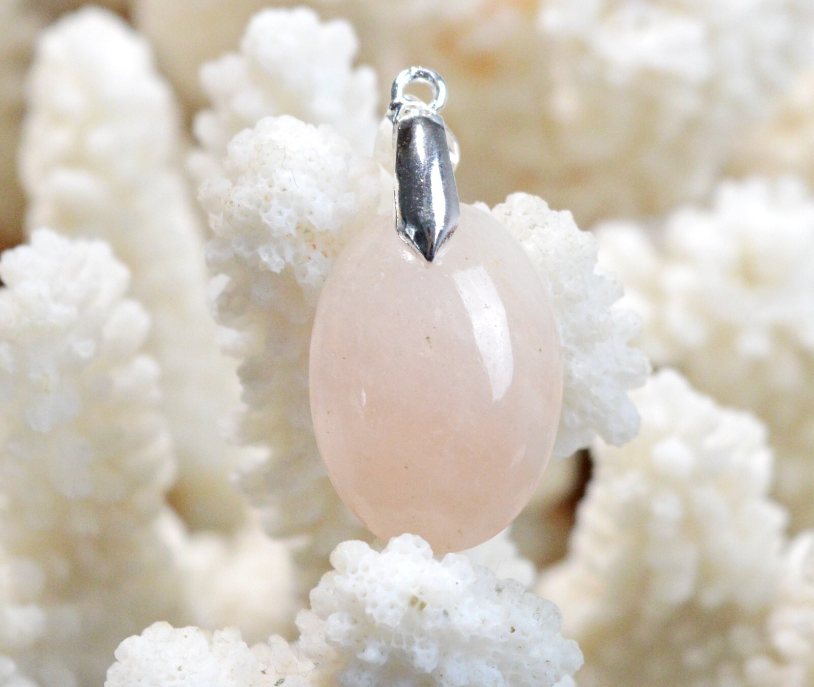 Pendentif morganite 21 carats, la douceur d'une pierre naturelle rose à fleur de peau