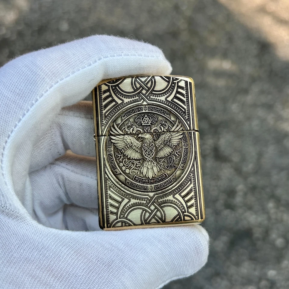 Encendedor Zippo con armadura de latón personalizado | Grabado nórdico Odin’s Raven & Mjöllnir | Foto 4 de 4