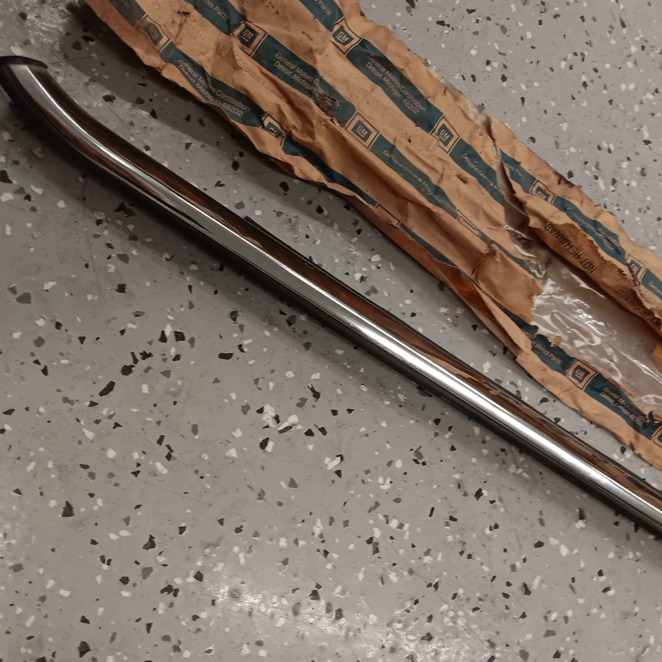 NOS GM 1984-89 Pontiac 6000 4 puertas puerta delantera izquierda moldura cinturón 20250981 Foto 2 de 3