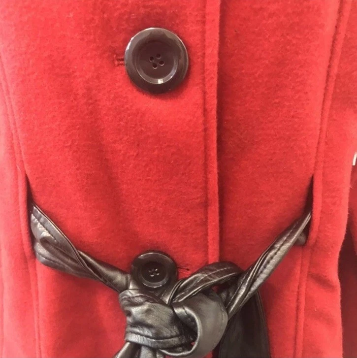 Novo com etiquetas Casaco Feminino George Pea Vermelho Preto M 8-10 Couro Sintético Cinto Preto Botão para Cima - Imagem 3 de 4