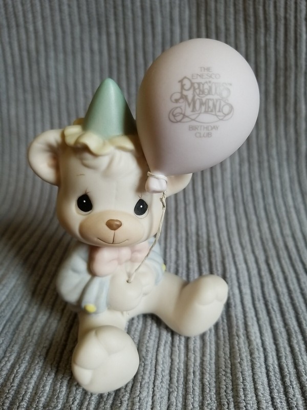 1988 PRECIOUS MOMENT BIRTHDAY CLUB MEMBERSHIP BEAR W/ BALLOONS #B-0104 FLOWER MK