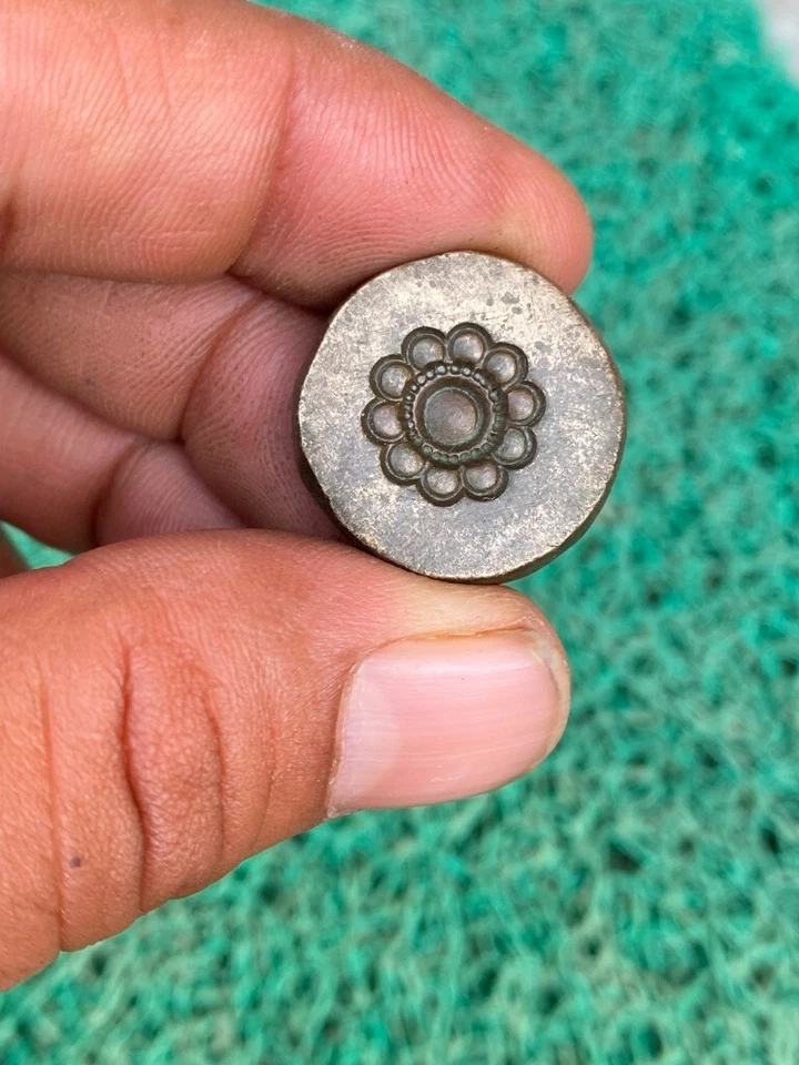 Anticuado Antiguo Bronce Tallado a Mano Fino Floral Figura Joyería Molde Troquel Foto 2 de 4