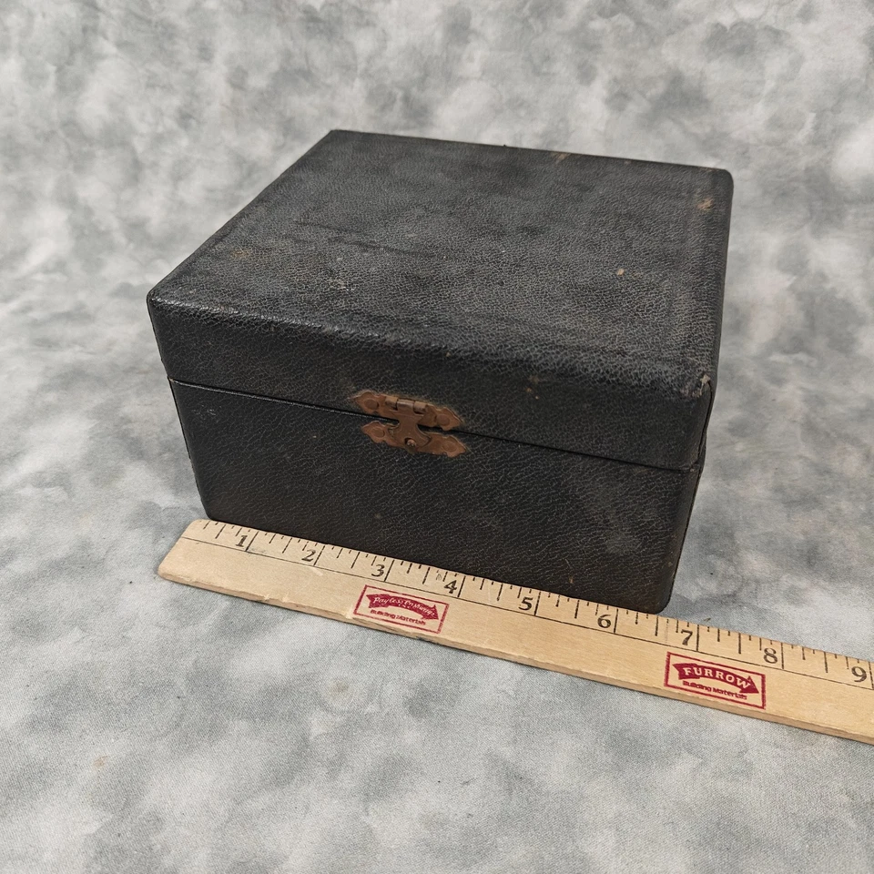 Vintage Black Leatherette Wood Trinket/Keepsake Box 4.75x4.25x3.25 Rusty Clasp - Image 3 of 4