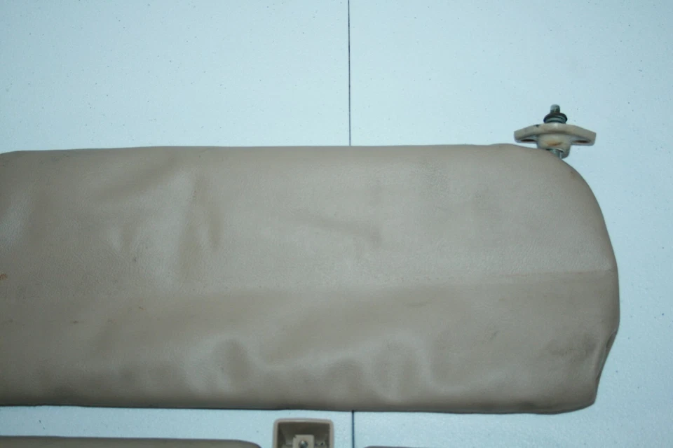 Оригинальный комплект солнцезащитных козырьков для Jaguar XJ6 XJ12 серии 3 1980-1987 годов выпуска слева направо с винтами - Изображение 3 из 4