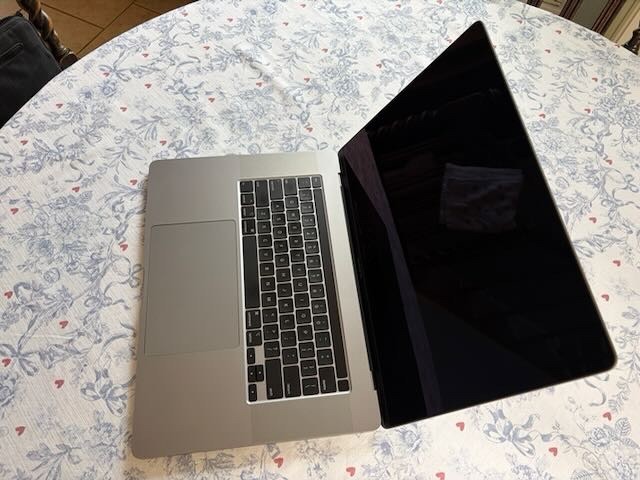 2019 MacBook Pro 16” i9 2.4GHz 8-Core 32GB RAM 1TB SSD Very Good