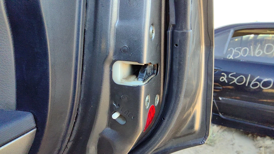 04 05 Mitsubishi Endeavor Pasajero Puerta Trasera Derecha Pestillo Con Varillas/Cables Traseros Foto 2 de 2