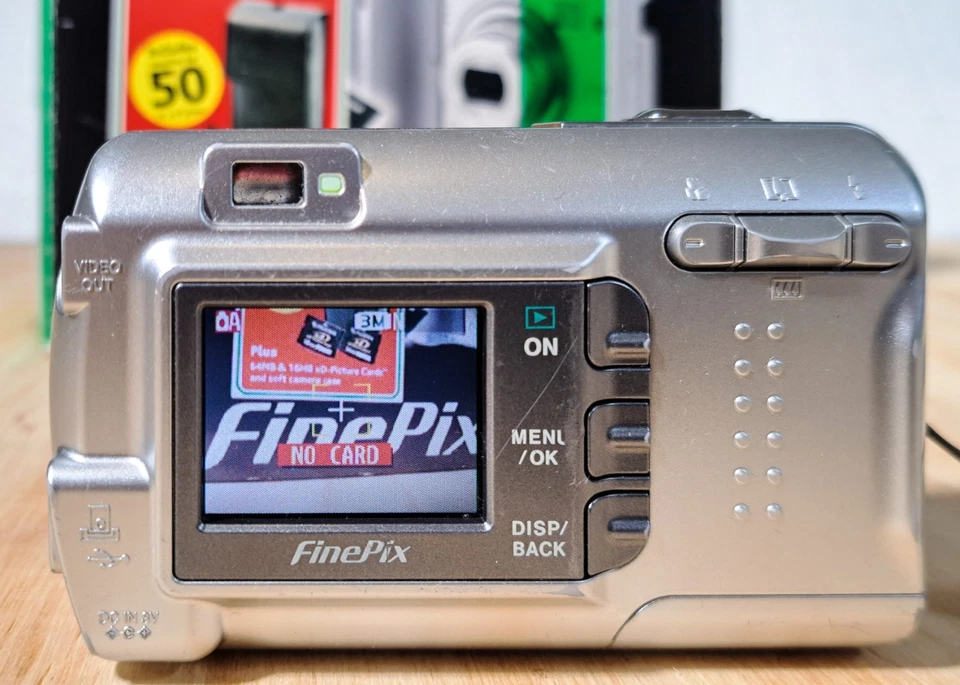 Fujifilm Finepix A330 retro digital compact camera - Image 3 of 4