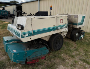 Tennant 550 Propane Large-Area Industrial Rider Scrubber FOR PARTS | NOT WORKING