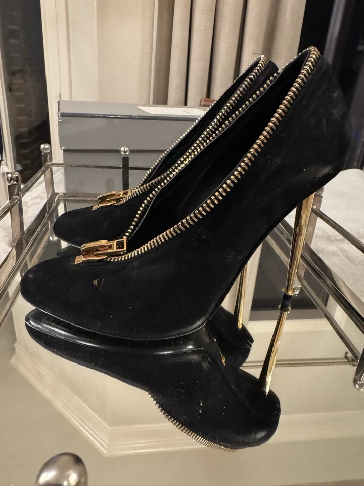 Tacones de gamuza negros Tom Ford con detalle de cremallera delantera Foto 2 de 4