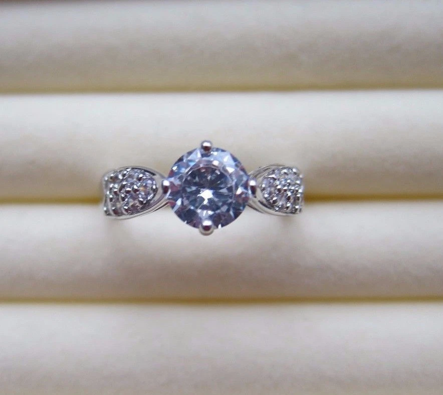 Anillo solitario de oro blanco de 18 quilates lleno de cristal de circonita cúbica - Reino Unido talla L o J. Foto 3 de 4