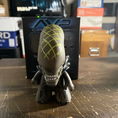 LootCrate Exclusive Alien VS Predator AVP Titans Vinyl Figures PREDATOR BIG CHAP